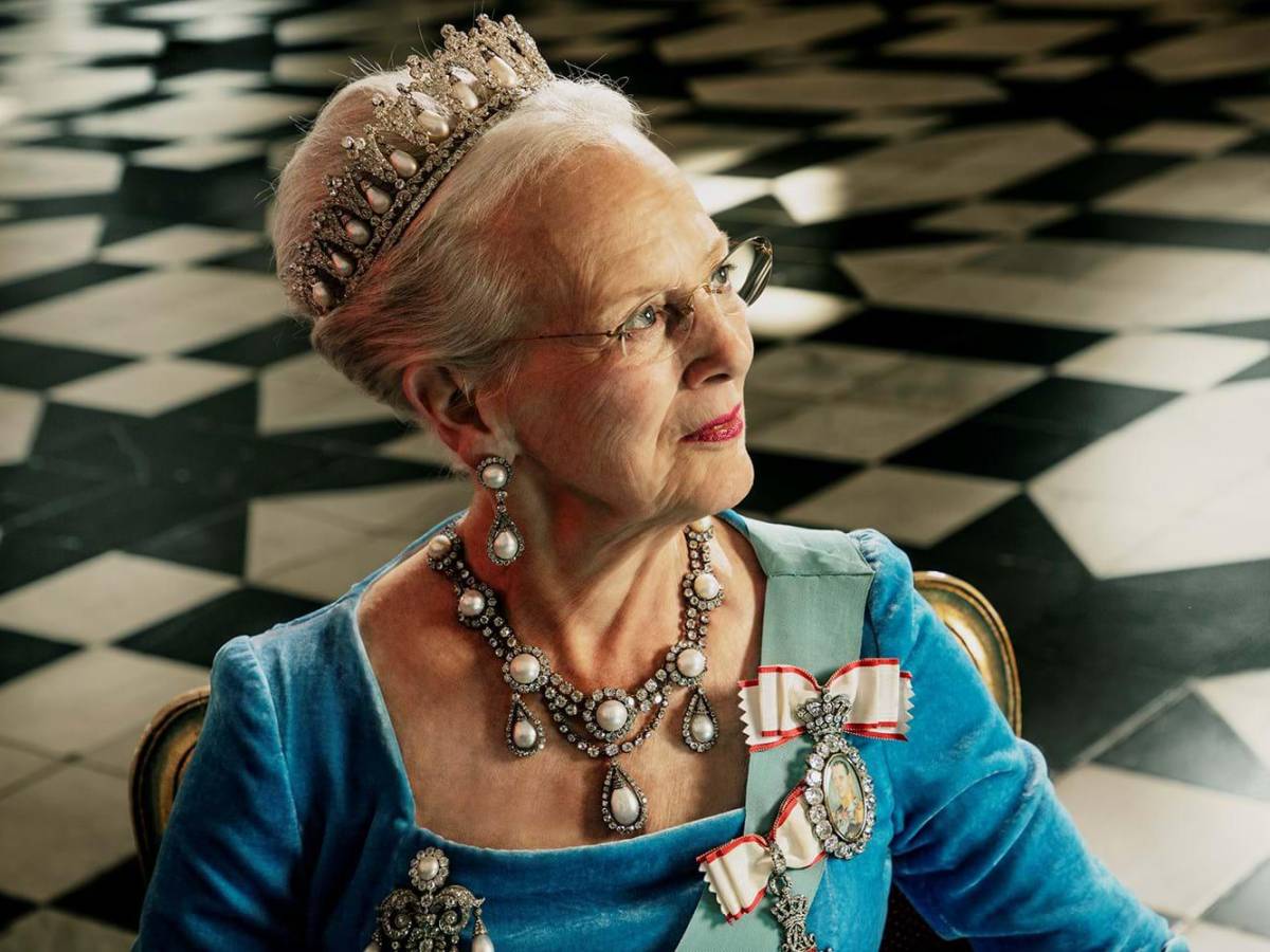 El 14 de enero de 1972, cuando murió su padre Federico IX, Margarita se convirtió en la primera mujer en ascender al trono danés.