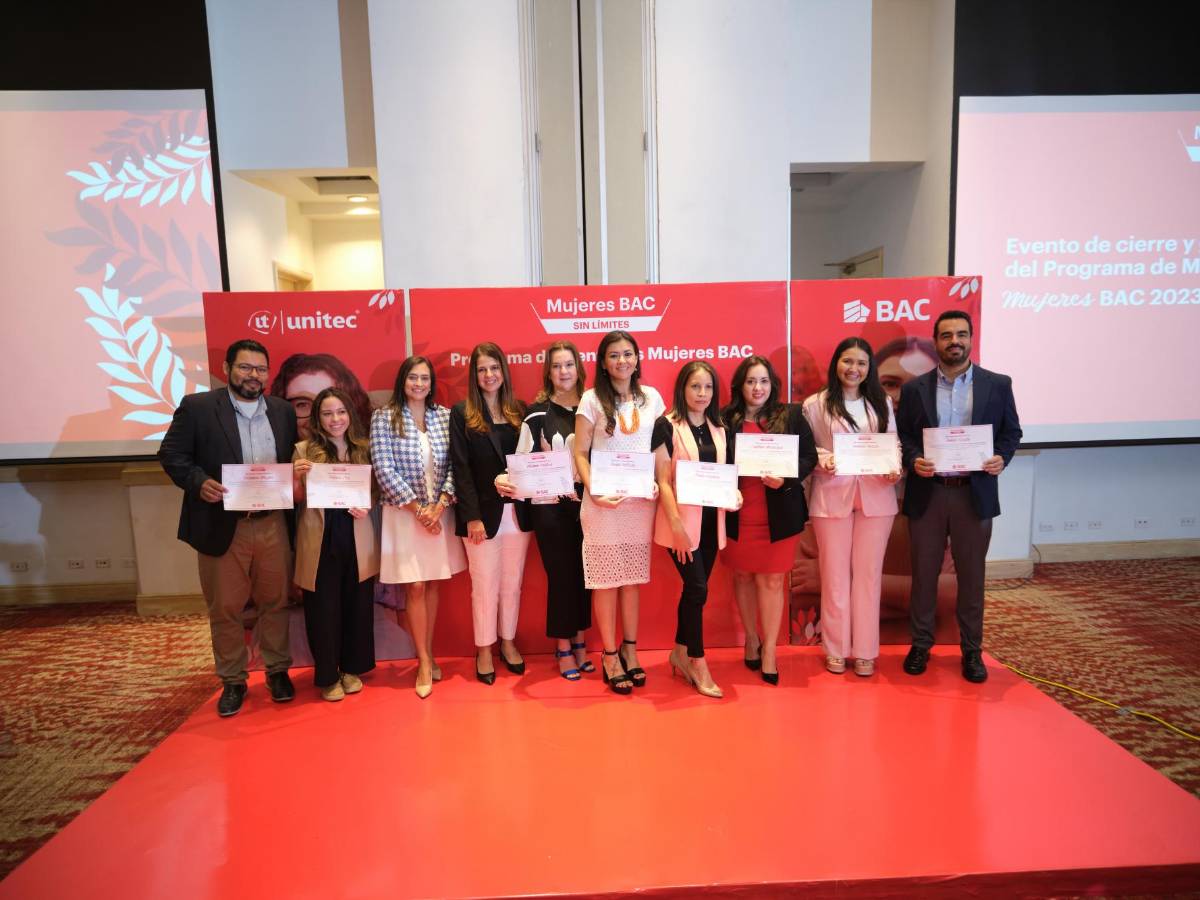 Ejecutivos de BAC con las ganadoras del Programa Mentorías Mujeres BAC.