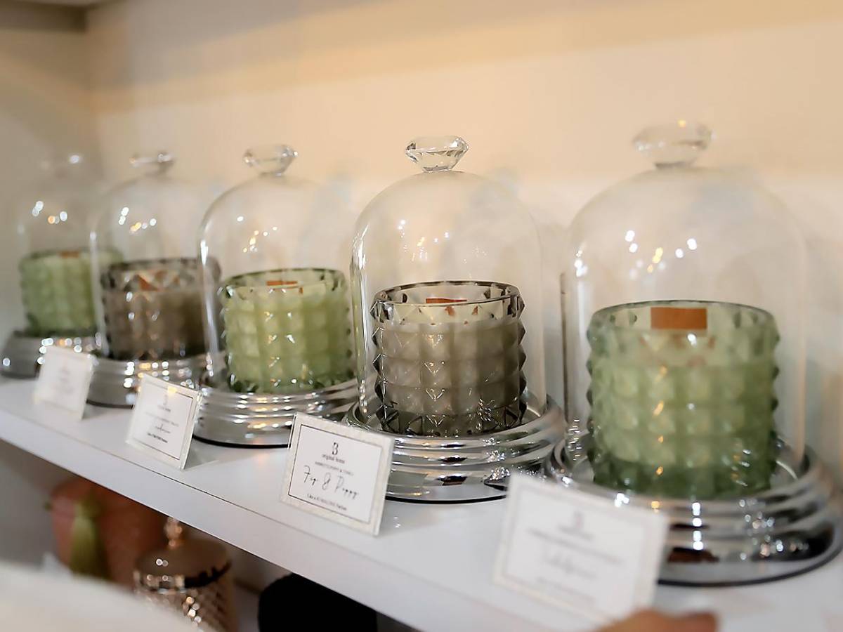 Las velas pueden adquirirse en diferentes frascos e incluso se pueden llevar posteriormente para refill