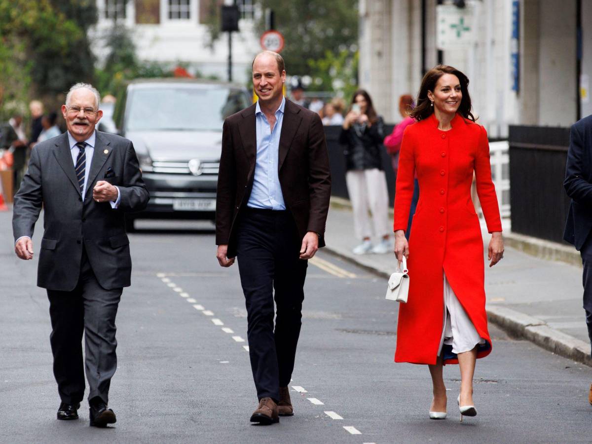 Príncipes de Gales abordan el metro para ir a un pub