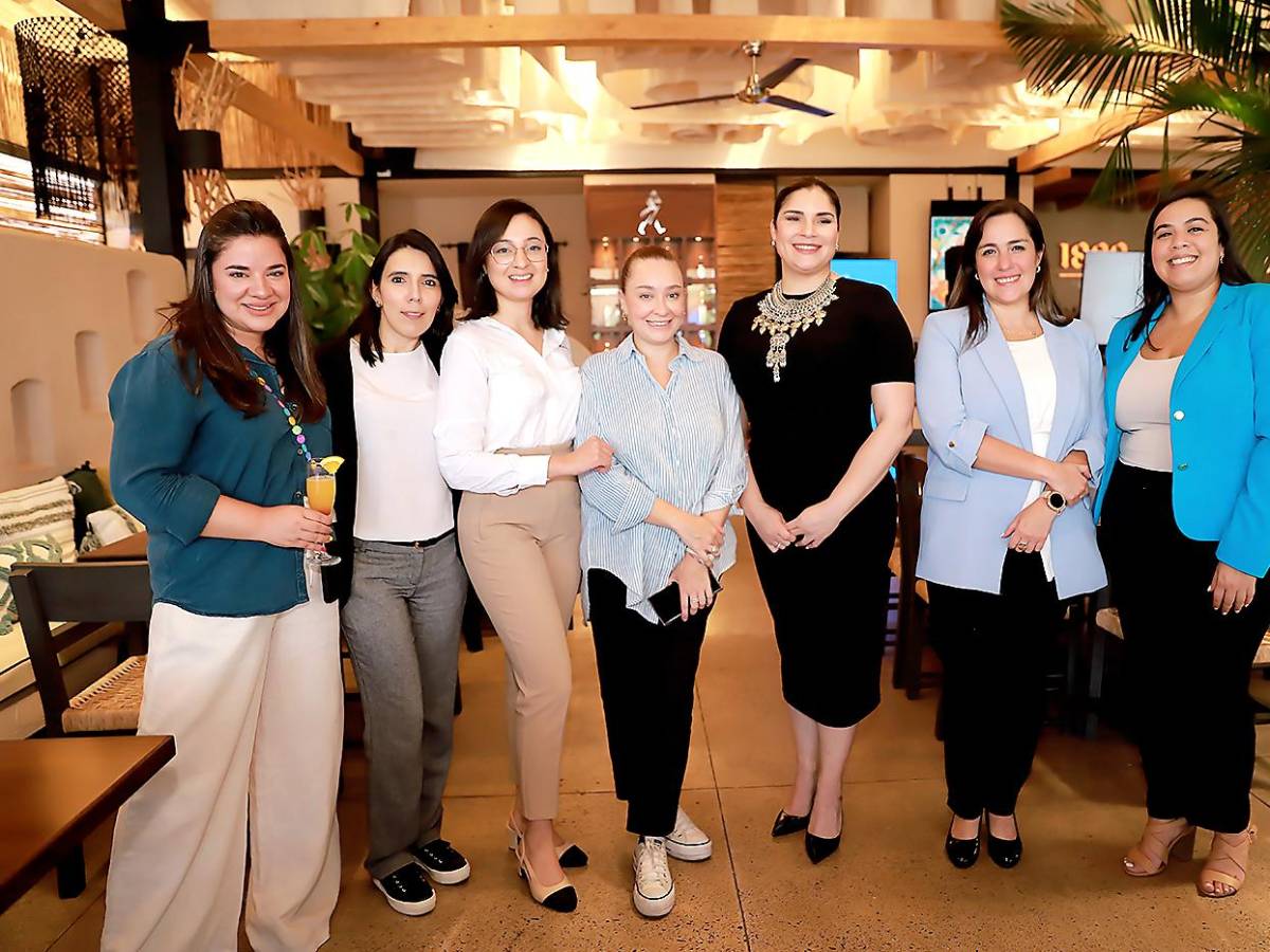 María José Martínez, Denise Flores, Karla Cálix, Renata Espinal, Cecilia Osorio, Adriana Perdomo y Daphne Ordóñez