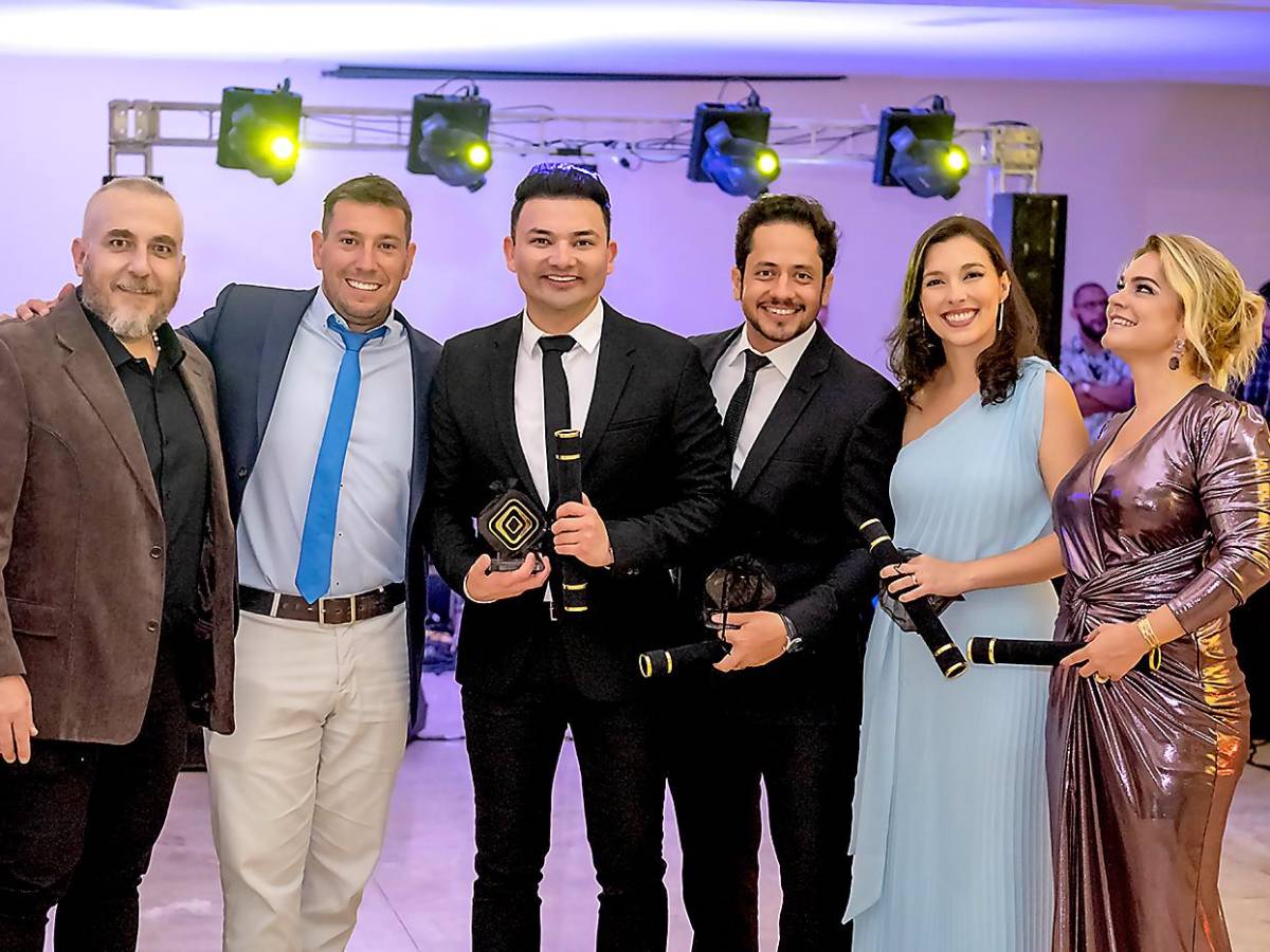 El Dr. David Linares recibe su titulación de postgrado en Dentística
