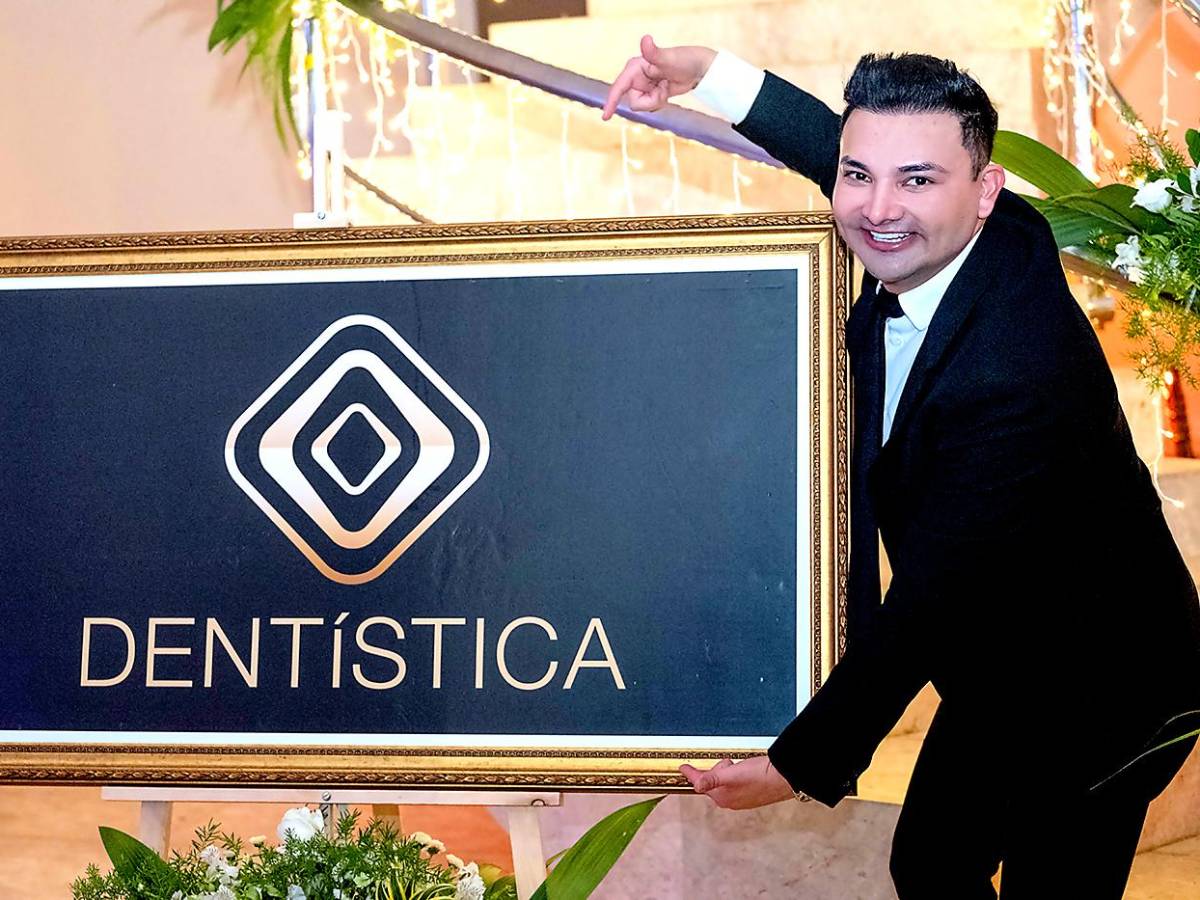 El Dr. David Linares recibe su titulación de postgrado en Dentística