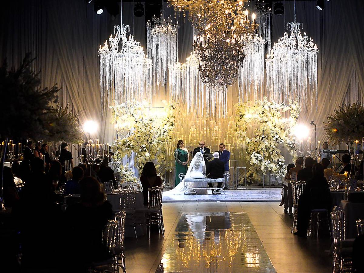 Roger Valladares y Emma Mejía celebran su boda