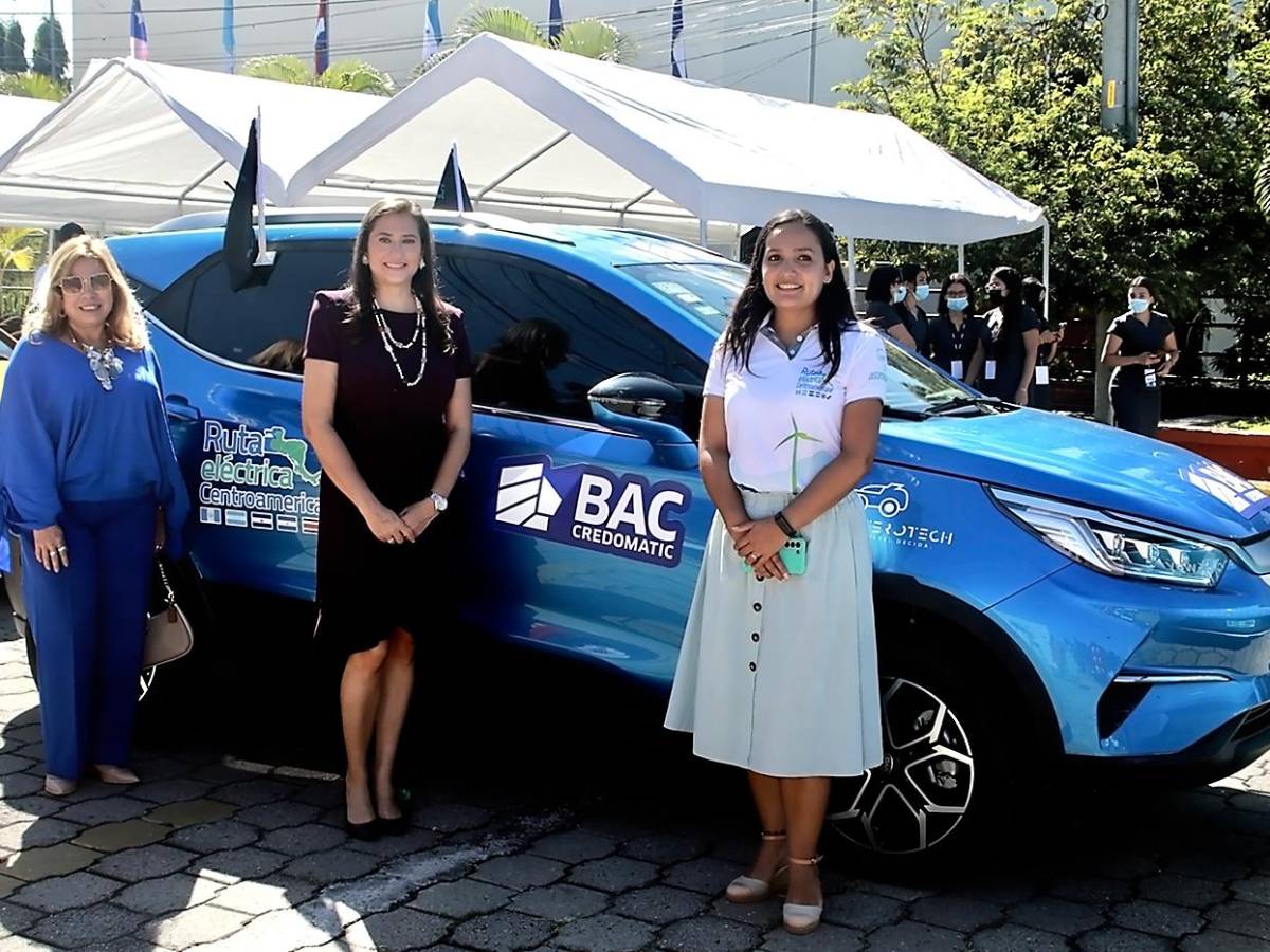 Varinia Barahona, Valeria Ríos y Silvia Rojas.