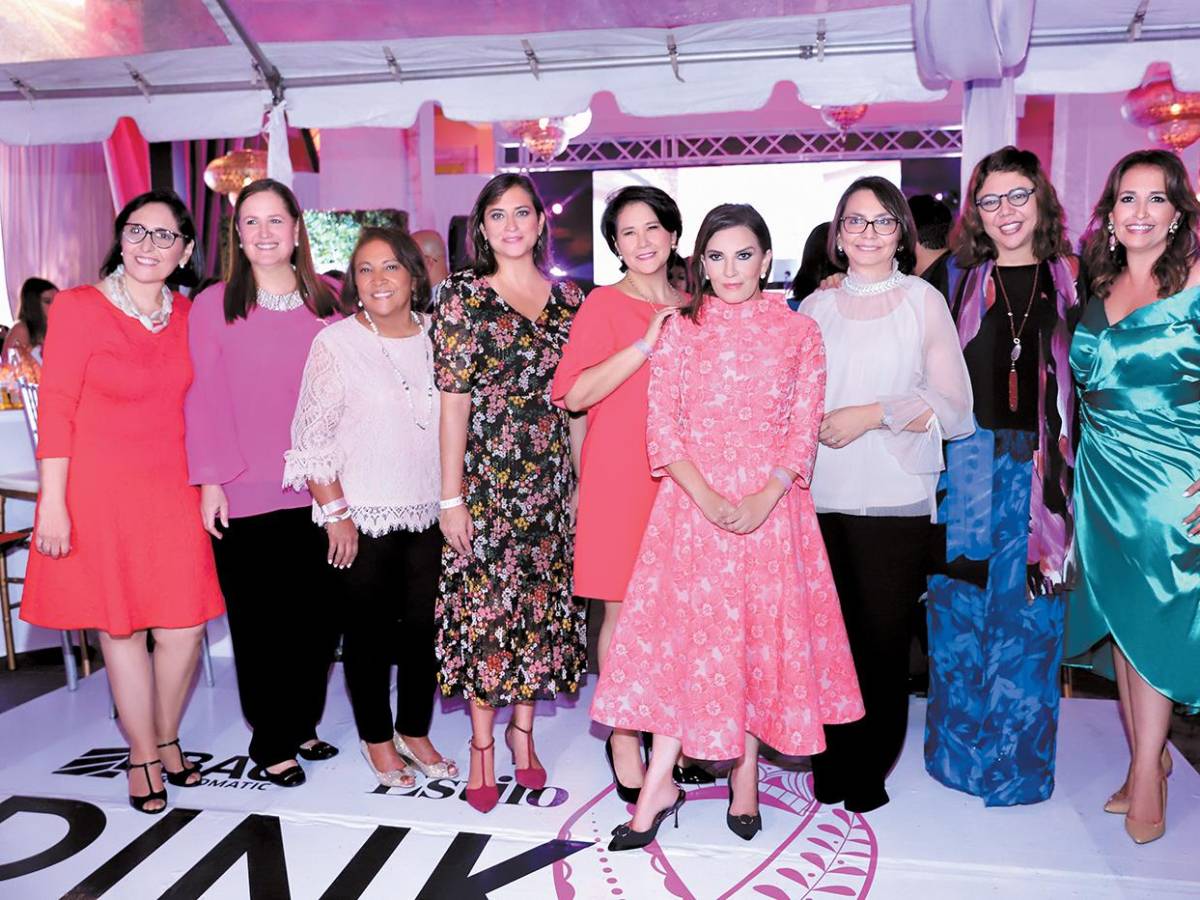 Munda Abedrabbo junto a voluntarias de Funhocam y Blanca Bendeck, editor-in-chief de ESTILO y Valeria Ríos, Vice Presidenta de Mercadeo de BAC, durante la edición 2018 de Pink Party