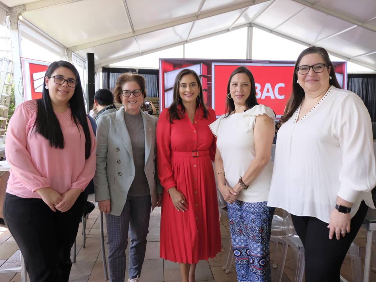 Liana Fortín, María Lydia Solano, Valeria Ríos, Irina Guardiola y Alejandra Stefan.