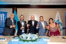 En el marco de la celebración de los 76 años de fundación de la JCI San Pedro Sula como la pionera del movimiento junior en la zona norte de Honduras, se llevó a cabo una elegante ceremonia en la que se entregó el Galardón “Senador Julián Arriaga Belisle” al distinguido empresario y pasado miembro junior: Roger Valladares Varela. En la foto: Juan Bendeck, Carlos Luis Gutiérrez, Roger Valladares, Yorlín Hernández y Marcela Barrientos.