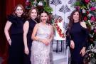 En una noche donde el lujo y la sofisticación se dieron cita, MarnaSchmidt celebró su cumpleaños con un evento que desbordó estilo yel egancia. El salón Napoleón VII del Hotel Copantl &amp; Convention Center fue el escenario elegido para esta velada inolvidable, cuidadosamente diseñada bajo el concepto “Red Velvet Party”. Rosemary Canahuati, Carolina Kafati, Marna Schmidt y Carmen Chahín.
