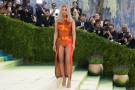 Kim Kardashian, junto a su directora creativa Nadia Lee Cohen, apostó por una referencia tan audaz como precisa: el universo del artista Allen Jones para dar vida al código de vestimenta de la Met Gala: “La moda es arte”. “Siempre he visto referencias de su trabajo en la moda y he sido una gran admiradora”, confesó Kardashian. Y cuando llegó el momento de decidir su look, la elección fue clara: “Allen Jones sería icónico: sexy, clásico, cool, innovador”.