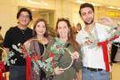 Multiplaza Tegucigalpa y Revista Estilo presentaron “Whispers of Christmas”, una tarde llena de espíritu festivo donde nuestros invitados decoraron sus propias coronas navideñas con la ayuda de Detox Creativo para llevar la magia a sus hogares. En la foto: José Vargas, Sandra Noguera, Gabby Zelaya y Mario Menpez.