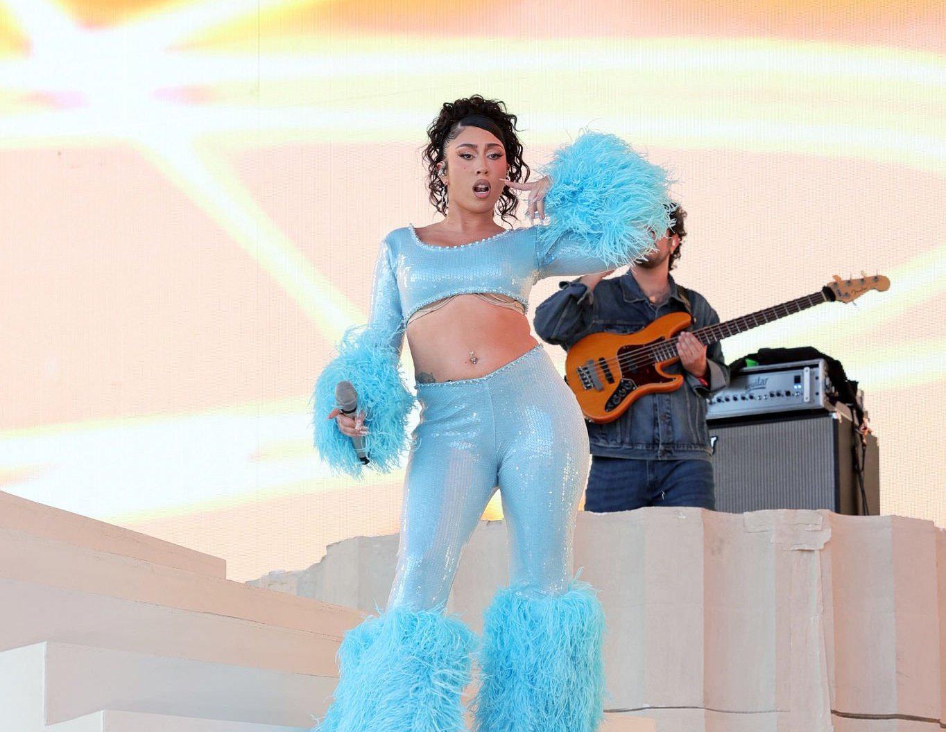 Kali Uchis hizo su aparición en el segundo fin de semana en Coachella con un total blue look con flecos en las mangas, en el stage mostró la energía que la caracteriza.