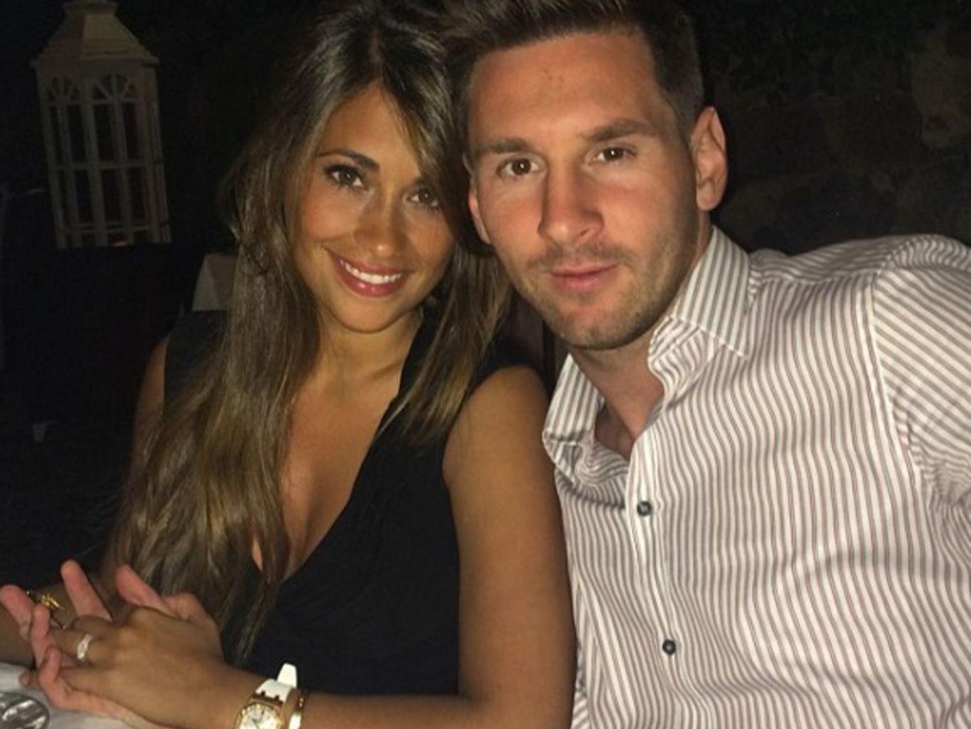En el mundial de Sudáfrica 2010, la pareja oficializa su relación como novios. Esto también permitió a Antonella mudarse a España para vivir con Messi.