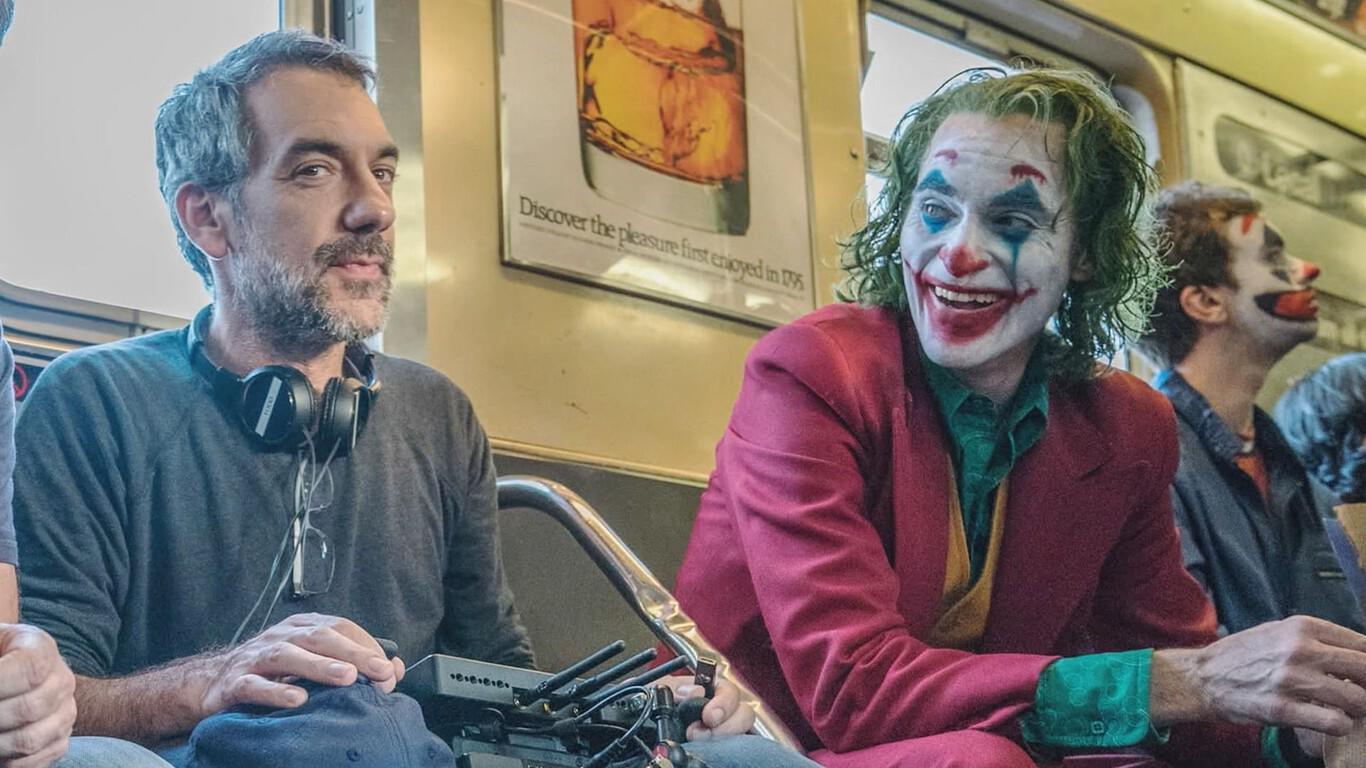 Después de su destacada labor en la primera entrega de ‘Joker’, Todd Phillips regresa para dirigir esta esperada continuación. El cineasta, conocido por sus comedias irreverentes, comenzó su carrera con la aclamada ‘Road Trip (Viaje de Pirados)’ en el año 2000, seguida de éxitos como ‘Aquellas juergas universitarias’, la adaptación cinematográfica de ‘Starsky &amp; Hutch’ y la trilogía de ‘Resacón’, lanzada en 2009, 2011 y 2013 respectivamente. Antes de su incursión en el universo de DC, Phillips nos entregó la notable ‘Juego de Armas’, protagonizada por Jonah Hill y Miles Teller, siendo esta su última obra antes de unirse al equipo creativo de la franquicia.