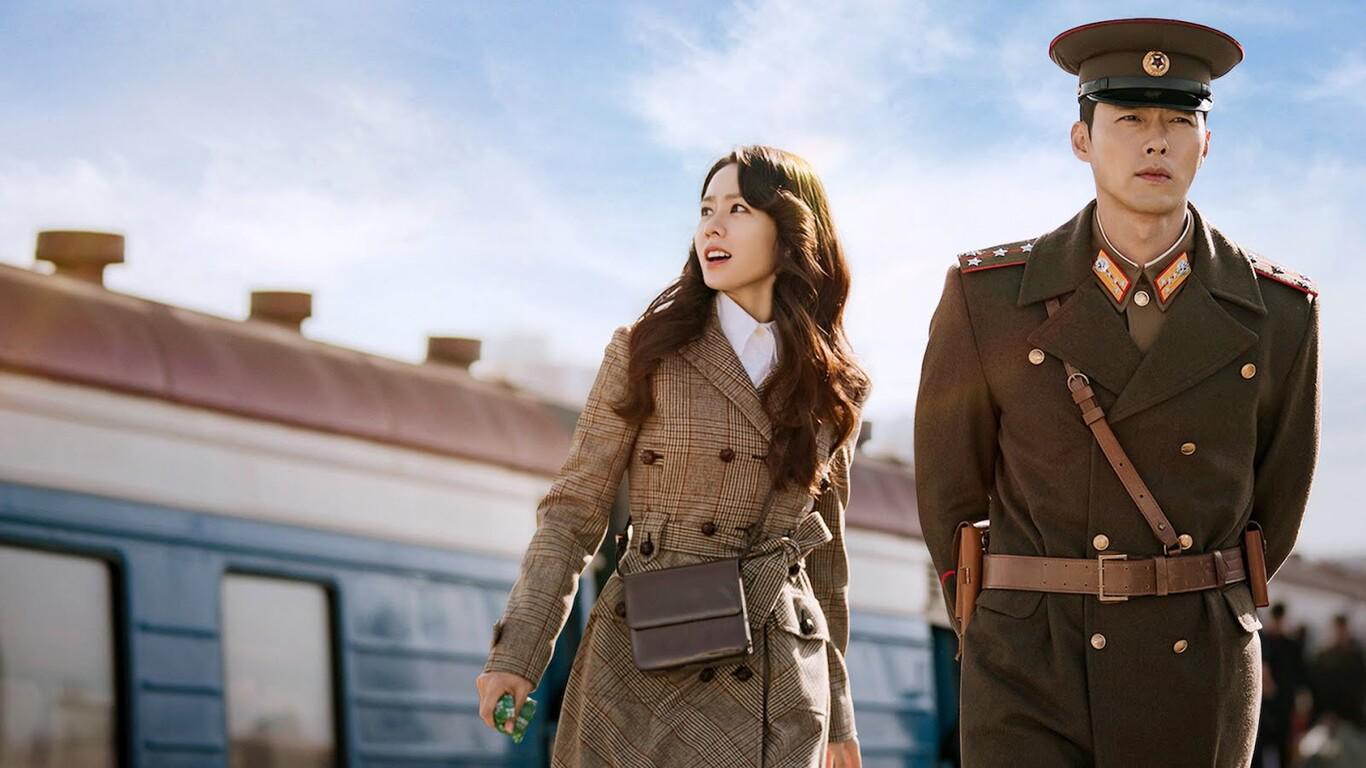 <b>Aterrizaje de emergencia en tu corazón</b>Yoon Se Ri, una heredera surcoreana, aterriza accidentalmente en Corea del Norte después de un paracaídas defectuoso durante un viaje en parapente. Allí, conoce al oficial del ejército Ri Jeong Hyeok, y juntos intentan ocultar su presencia mientras desarrollan sentimientos el uno por el otro.