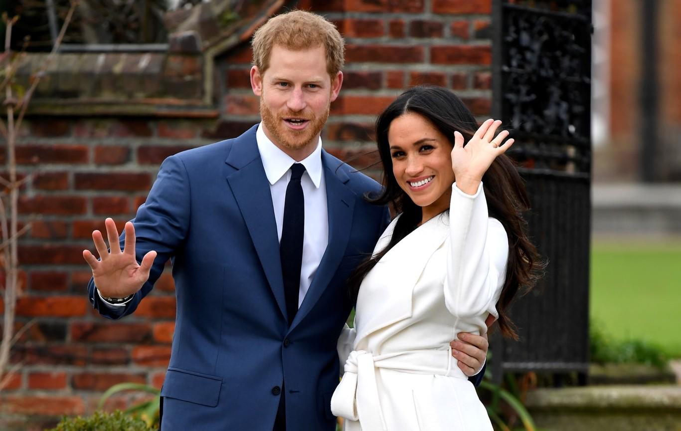 Después de anunciar su compromiso, la prensa británica acosó incesantemente a Meghan, según los esposos. Los titulares en su mayoría eran racistas y ofensivos, debido a que la norteamericana es de raza mixta.