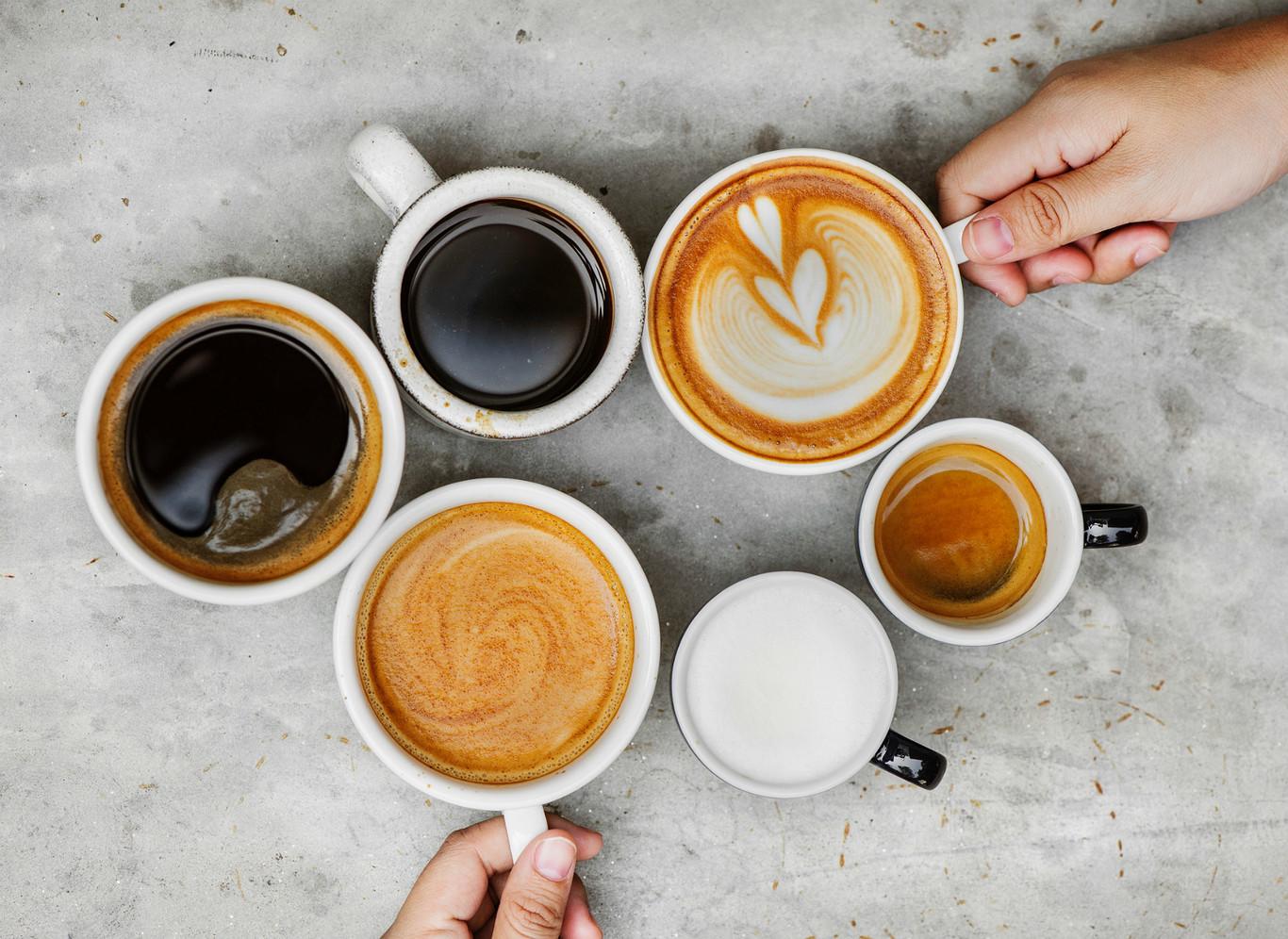 Menos café. Si normalmente tomas cuatro tazas de café, prueba tomar solo tres. Esto evita que te dé ansiedad y nervios derivados de la cafeína. Es importante que cortes el consumo de cafeína en doce horas antes de irte a dormir. 