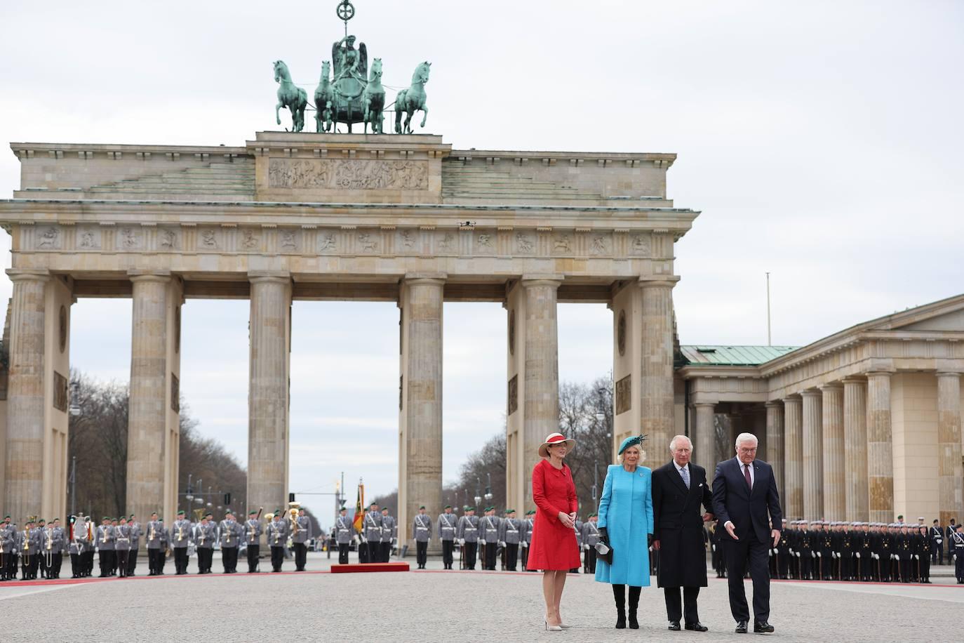 Los reyes de Inglaterra junto a la pareja presidencial alemana, Frank-Walter Steinmeier, y su esposa, Elke Budenbender, posan en la Puerta de Brandeburgo, donde se realizó su primer acto oficial. Es la primera vez que un invitado de Estado reciba honores militares al pie de la emblemática Puerta de Brandeburgo. 