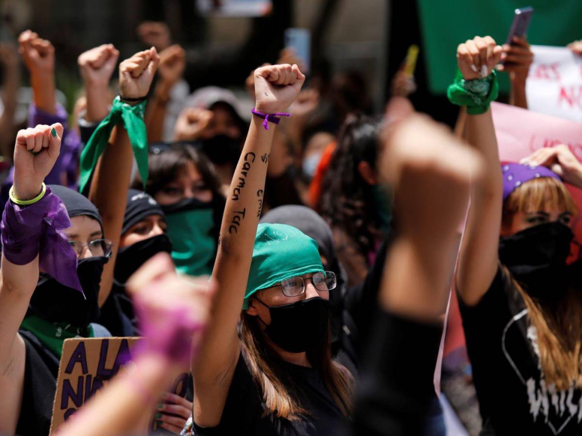 Un grupo de mujeres feministas se manifiestan en el centro de la ciudad de Guadalajara, México en 2020
