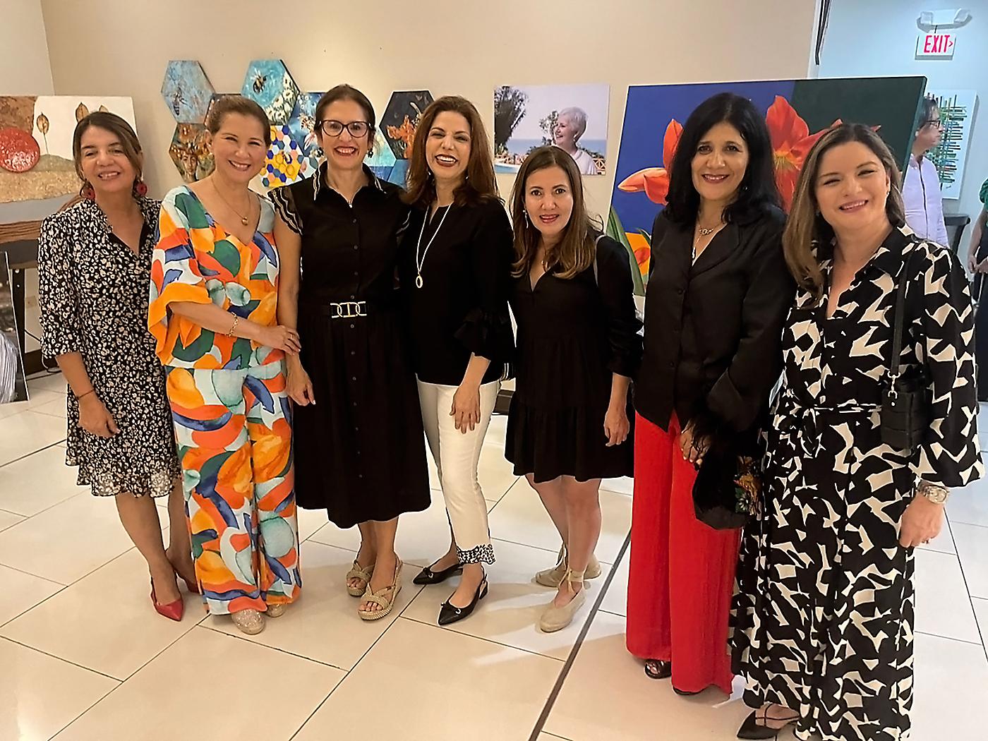 Lucy Borjas, Giovanna Lara, Laraby Osorio, Cali Fernández, Doris Cruz, Ana Handal de Abufele y Margarita Rodríguez.