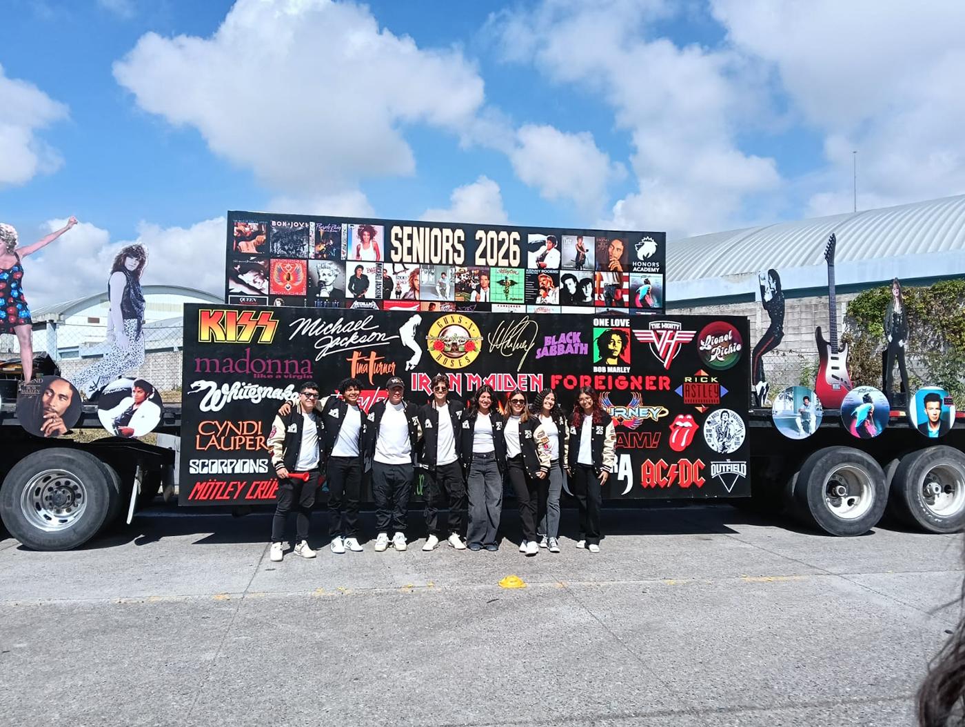 Los futuros graduados: Henry Dávila, Sergio Rodríguez, Mendoza, Nelson Espinal, Valery Lupi, Ivanna Sabillón, Paulina Zelaya y Camila Lagos.