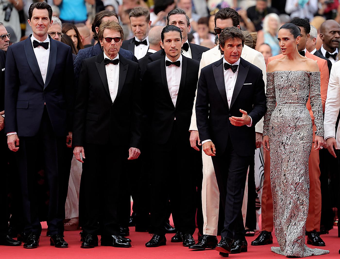 El team de dirección, producción y elenco de Top Gun: Maverick en la alfombra roja del Festival de Cannes: Joseph Kosinski, Jerry Bruckheimer, Danny Ramirez, Tom Cruise y Jennifer Connelly 