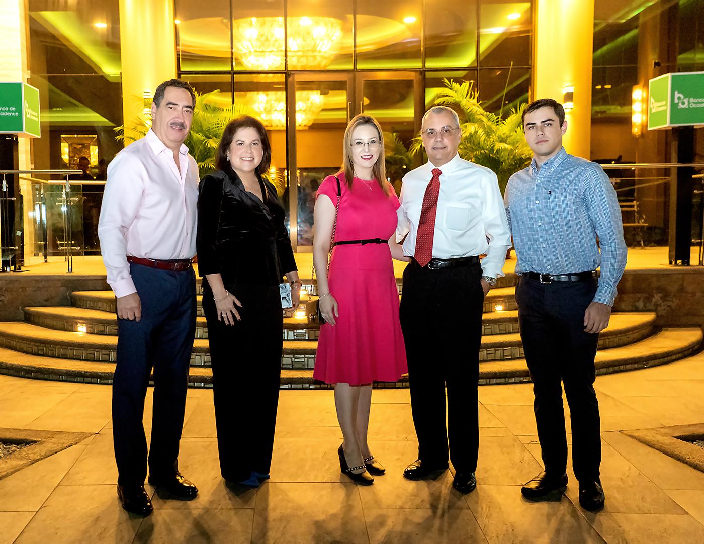 Juan Ferez, Ana Clemencia Bueso con Irma y Luis Bueso. 
