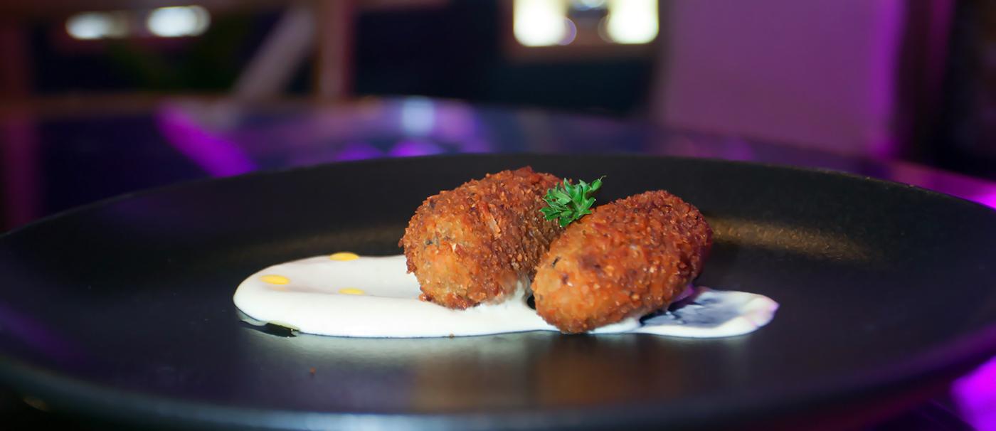 Croqueta de hongo en espárragos y chile morrón