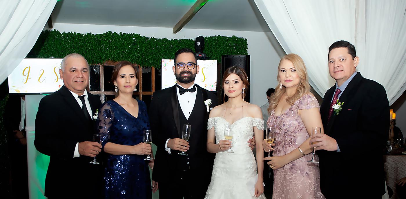 Sergio Flores y Suyapa Broom con su hijo Sergio Andrés, Gabriela Castro, Josefina Flores y Carlos Castro.