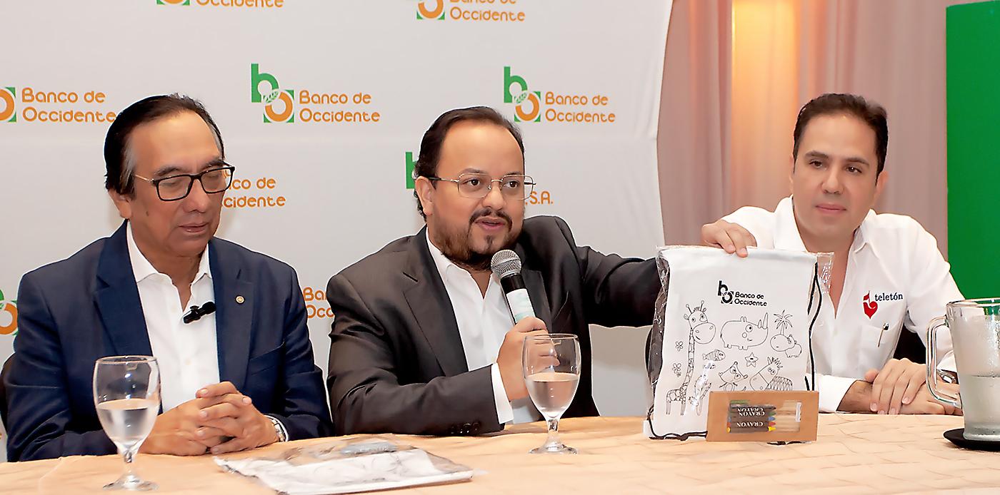 Nahúm Moreno al momento de mostrar el “bolso lienzo” como parte de la campaña “Qué pinta es apoyar a la Teletón”.