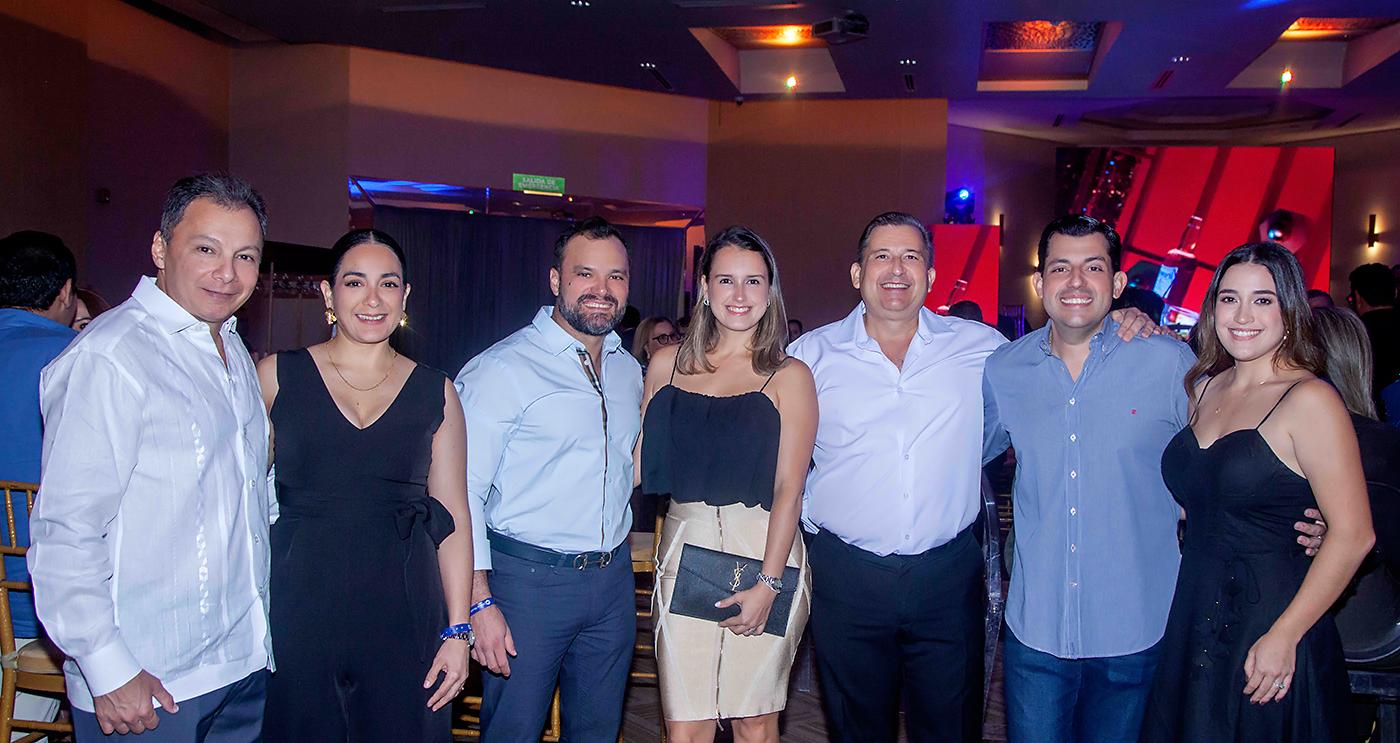 Julio y Enna Ávila, con Santiago y Daniela Róbelo, Gustavo Róbelo y su hijo Gustavo y Andrea Róbelo.