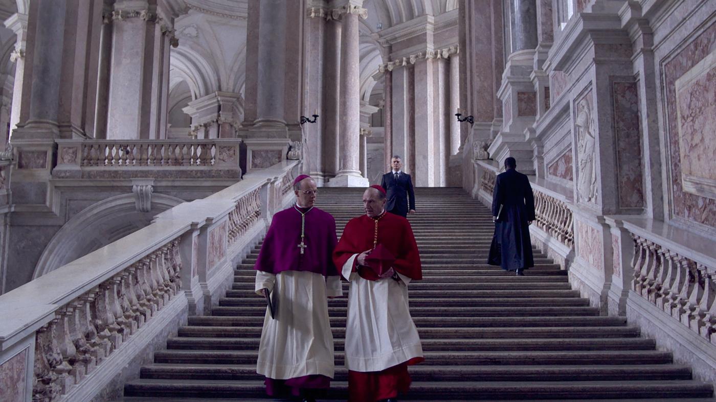 Para dotar de realismo a la película, gran parte del rodaje se llevó a cabo en locaciones emblemáticas de Roma y el Vaticano. El equipo de producción recreó meticulosamente la Capilla Sixtina y otros espacios sagrados, capturando la majestuosidad y el misterio que rodean al cónclave.