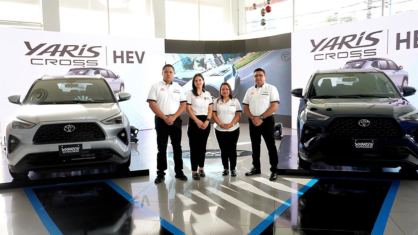 Corporación Flores, perteneciente al Grupo Flores y reconocido como el distribuidor exclusivo de la prestigiosa marca TOYOTA en Honduras, presentó a sus distinguidos clientes el innovador Toyota Yaris Cross. Este vehículo cuenta con el avanzado sistema híbrido de Toyota, fusionando un motor 1.5 con una batería autorecargable, brindando una eficiencia excepcional al lograr un impresionante rendimiento de entre 70 y 80 kilómetros por galón de combustible.