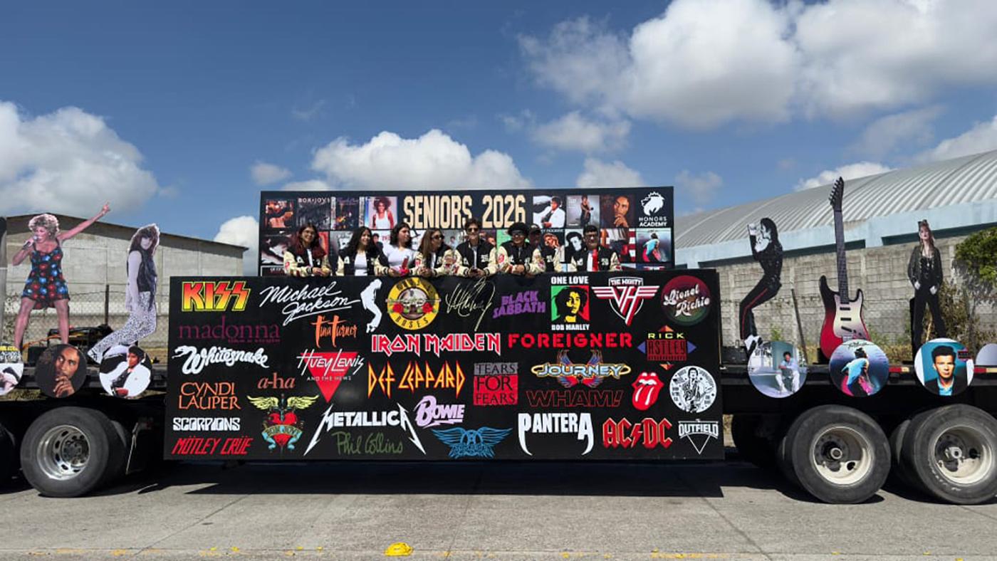 Los seniors 2026 de Honors Academy vivieron una jornada inolvidable, marcada por la emoción y la sorpresa. La aventura comenzó al abordar un divertido y colorido vagón de carga, tapizado con los íconos más representativos de los años 80, que dio un toque vibrante y nostálgico a su esperado entrance.