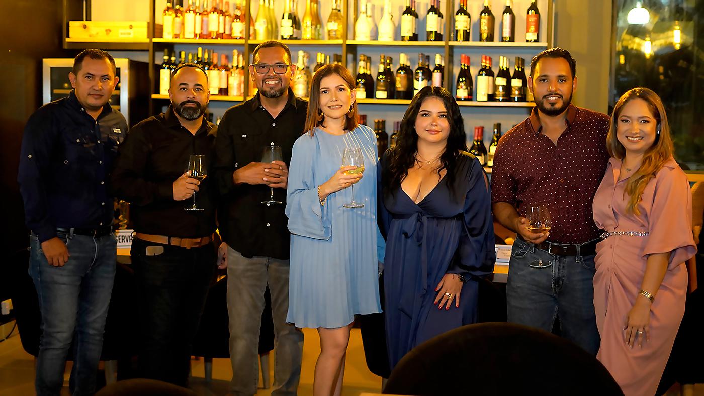 Josué Galindo, Francisco Escalón, Carlos Ávila, Ana Ávila, Rosa Cortéz, Jorge Cardona y Mayra Rico.