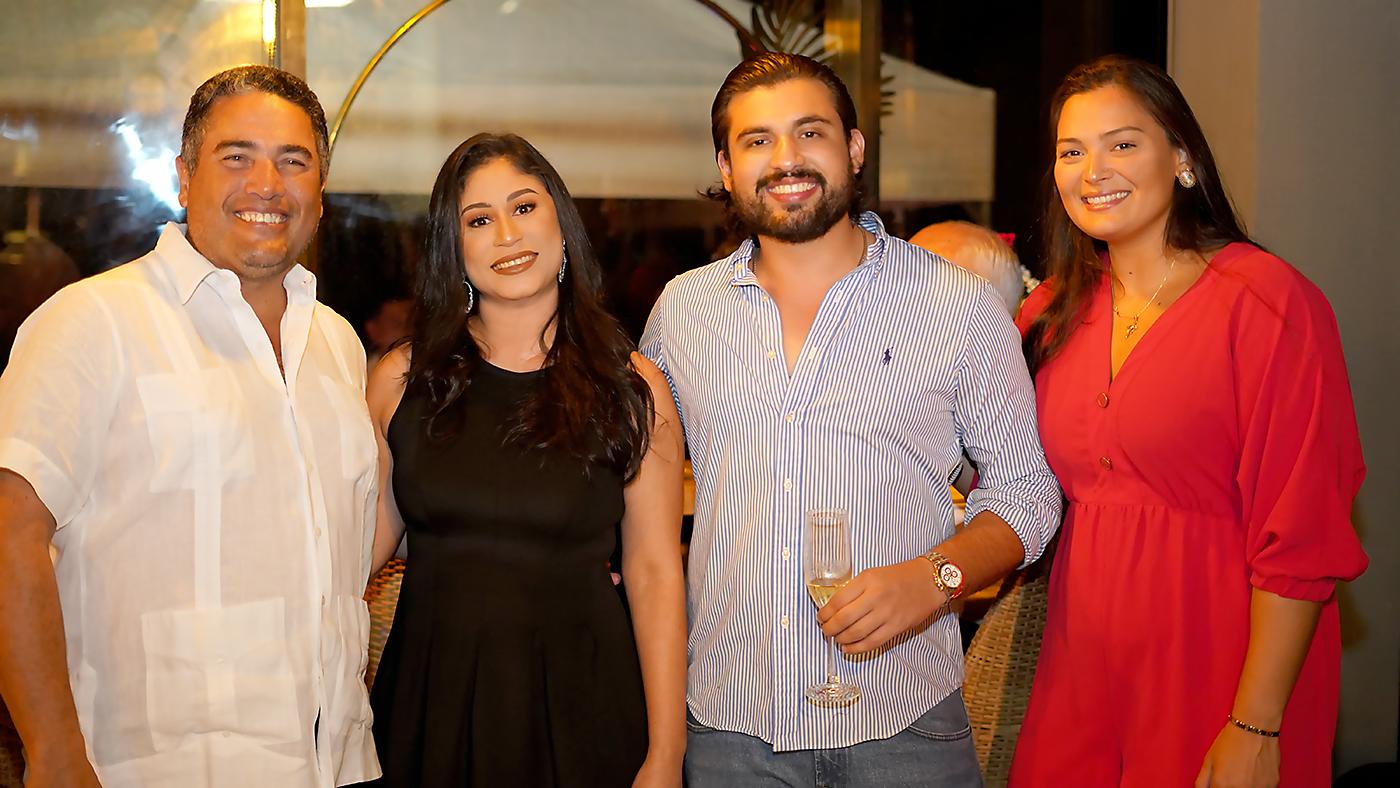 Mario Fuentes, Magda de Fuentes, Juan Hasbun e Ingrid Larios. 