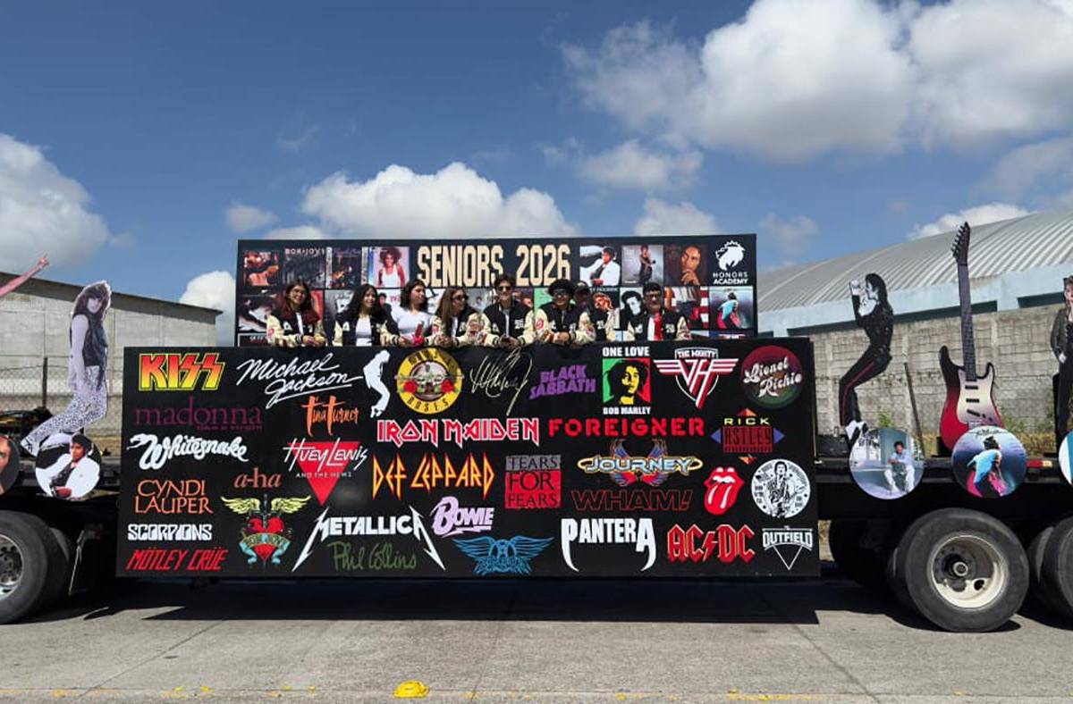 Los seniors 2026 de Honors Academy vivieron una jornada inolvidable, marcada por la emoción y la sorpresa. La aventura comenzó al abordar un divertido y colorido vagón de carga, tapizado con los íconos más representativos de los años 80, que dio un toque vibrante y nostálgico a su esperado entrance.