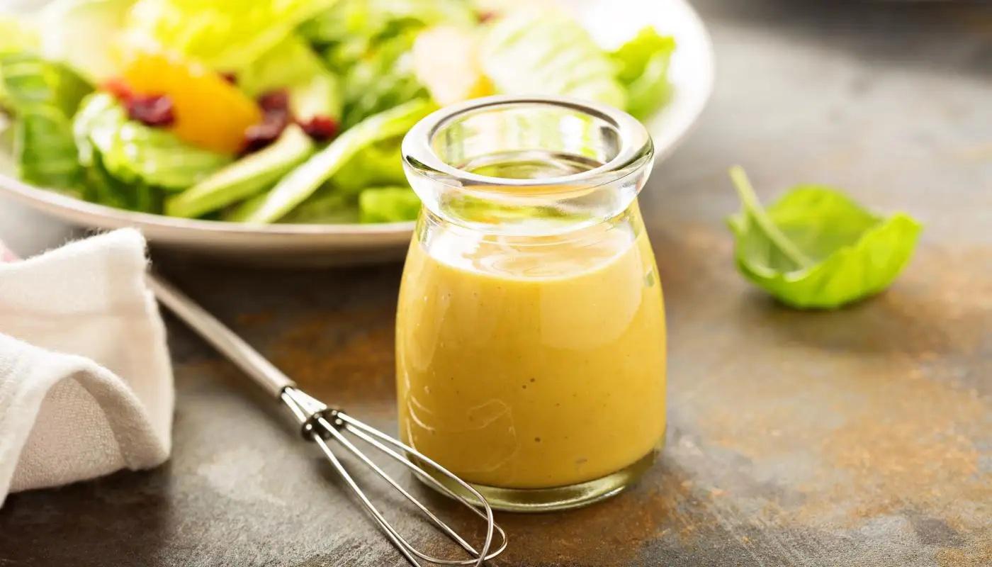 Vinagreta de miel y mostaza. Ingredientes: 1 diente de ajo machacado, 2 cucharadas de vinagre de vino blanco, 6 cucharadas de aceite de oliva extra virgen, 1 cucharada de mostaza de Dijon y 1 pizca de sal. Preparación: Combine en un recipiente hondo el jugo de limón, el vinagre, la miel, la mostaza, la sal y la pimienta. Agregue el aceite de oliva y mezcle bien.