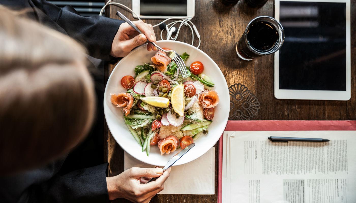  Debes de comer con consciencia. Deja a un lado las distracciones mientras comes, pon atención a la comida y las personas con las que estás compartiendo el momento.