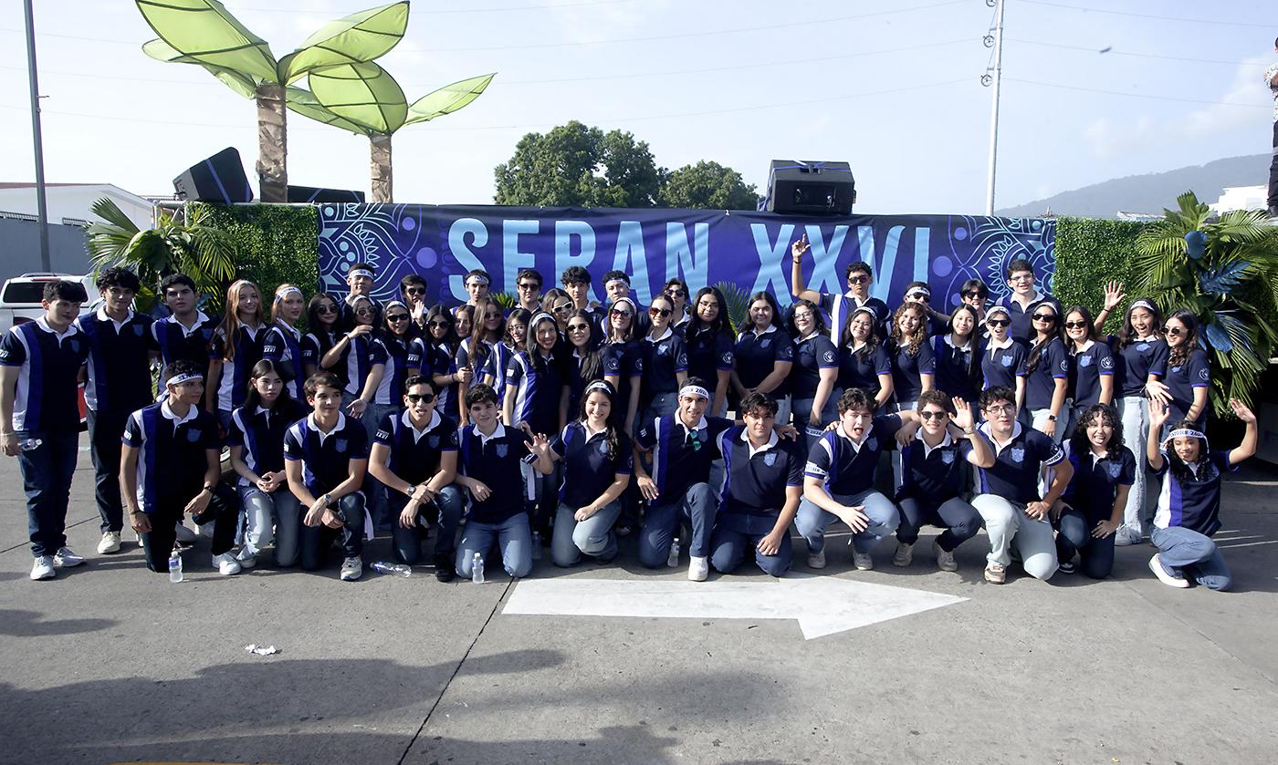 Los seniors 2026 de Seran School comenzaron su último año de secundaria con entusiasmo, reuniéndose en Denny’s del boulevard Morazán. Los 45 alumnos acompañados por su padres a bordo de un camión decorado con globos, lideraron una caravana festiva hacia la escuela, donde fueron recibidos con aplausos por la comunidad estudiantil. La celebración, organizada por Marcela Cueva, contó con la música de DJ Beat creando un ambiente inolvidable.