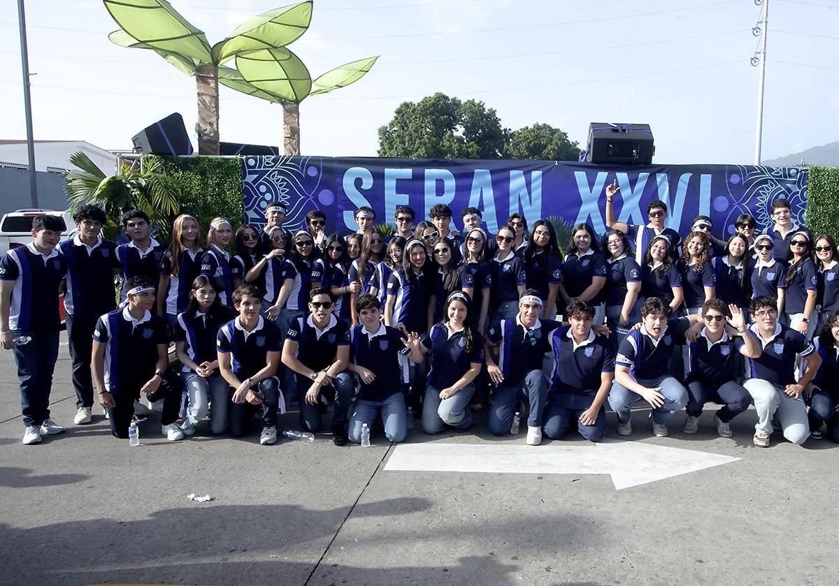 Los seniors 2026 de Seran School comenzaron su último año de secundaria con entusiasmo, reuniéndose en Denny’s del boulevard Morazán. Los 45 alumnos acompañados por su padres a bordo de un camión decorado con globos, lideraron una caravana festiva hacia la escuela, donde fueron recibidos con aplausos por la comunidad estudiantil. La celebración, organizada por Marcela Cueva, contó con la música de DJ Beat creando un ambiente inolvidable.
