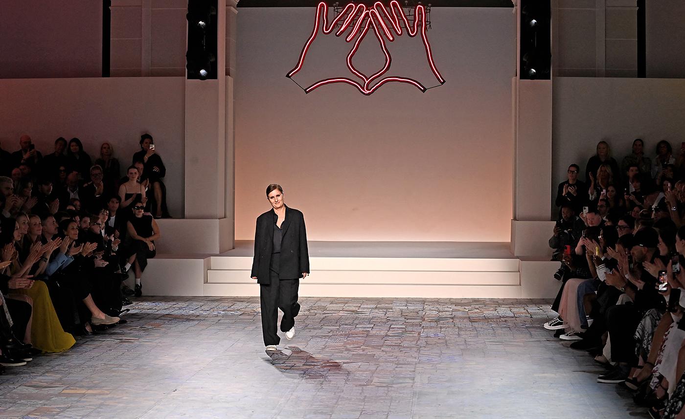 La diseñadora italianaMaria Grazia Chiuri al final de la pasarela