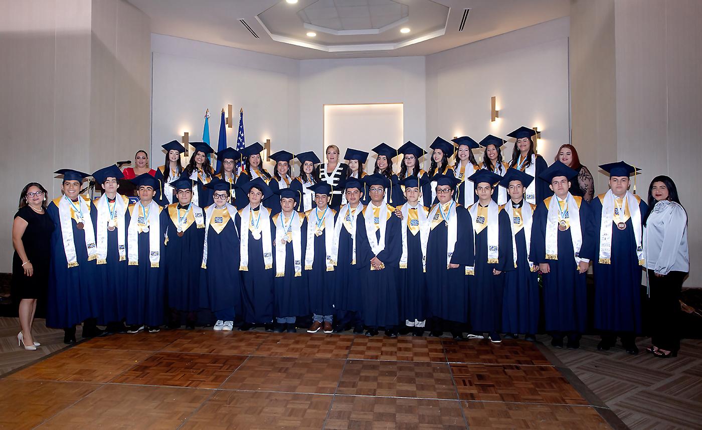 Los seniors 2025 del Liceo Bilingüe Centroamericano recibieron sus títulos como bachilleres en Ciencias y Humanidades durante una solemne ceremonia realizada en el salón Jerusalén del Club Hondureño Árabe. Durante los actos, se entregó la medalla Valedictorian a Isabella Romero, mientras que Juan Carlos Machado Pineda recibió la medalla Salutatorian, por alcanzar los mejores índices académicos.
