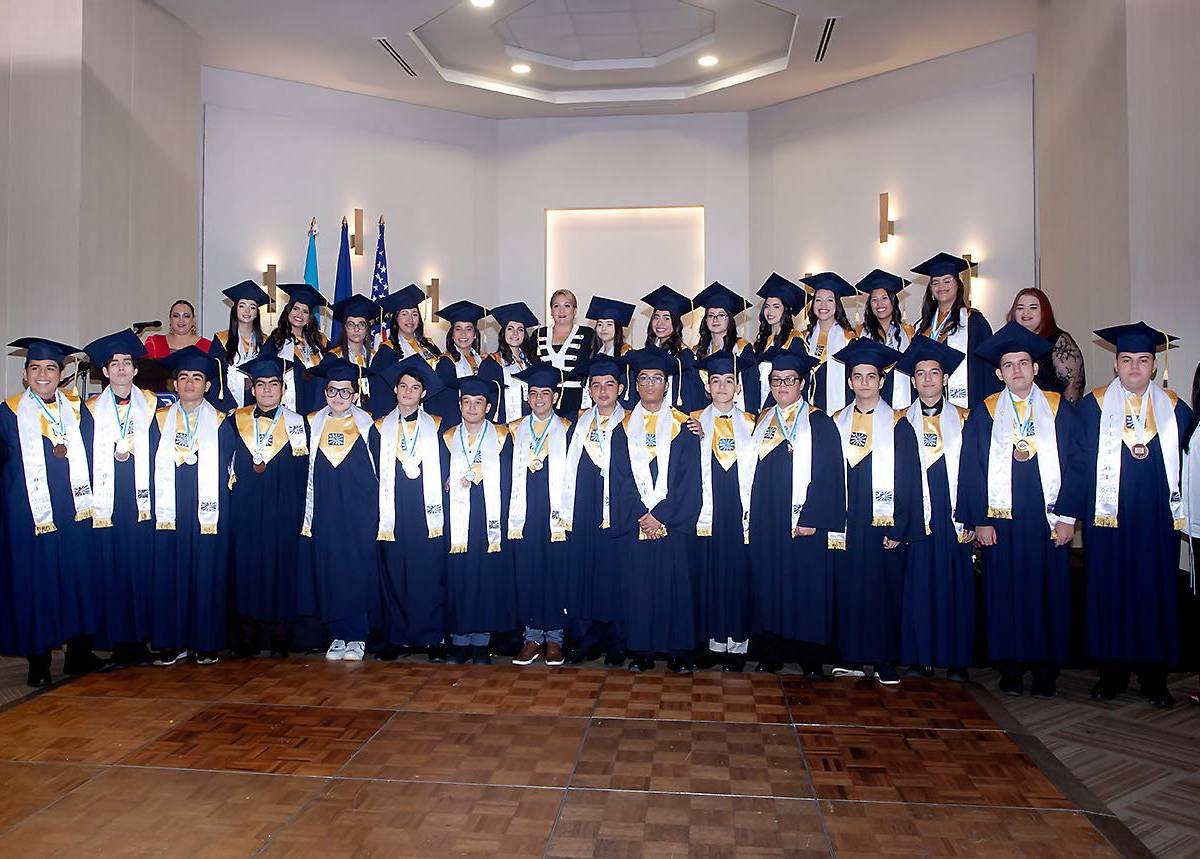 Los seniors 2025 del Liceo Bilingüe Centroamericano recibieron sus títulos como bachilleres en Ciencias y Humanidades durante una solemne ceremonia realizada en el salón Jerusalén del Club Hondureño Árabe. Durante los actos, se entregó la medalla Valedictorian a Isabella Romero, mientras que Juan Carlos Machado Pineda recibió la medalla Salutatorian, por alcanzar los mejores índices académicos.