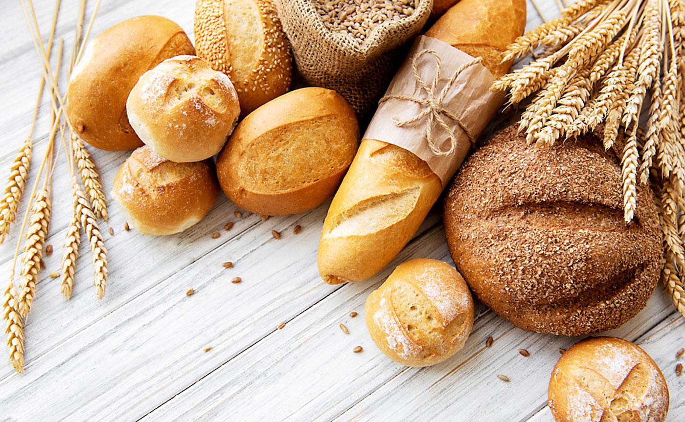  Necesitamos carbohidratos para proporcionar energía, pero es posible que deba mejorar su desayuno habitual de tostadas y mantequilla para asegurarse de obtener la mayor cantidad de beneficios. Lo mejor es tener pan integral y granero, ya que las grasas buenas de las nueces y las semillas ralentizan la liberación de azúcar.