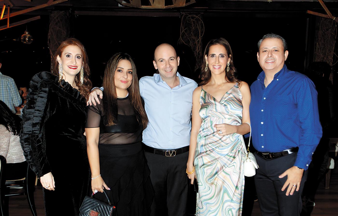 Nadia Canahuati, Claudia Zablah y Abdala Canahuati con Ivette y José Rasko
