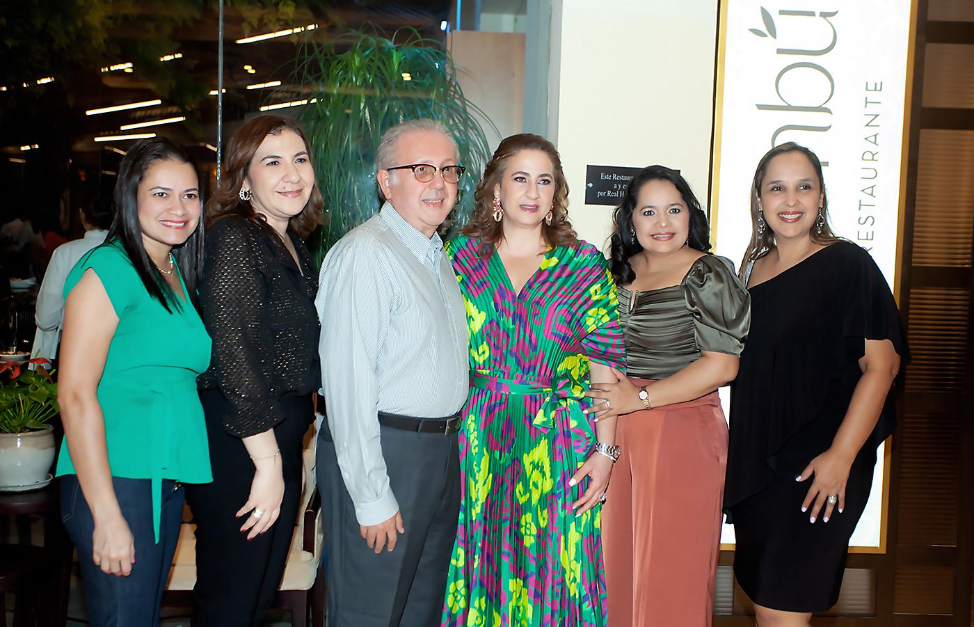 Karen Castillo, Melissa Yacaman, Pedro Castro, Fanny Hawit, Karen Andrade, Gloria Rivera.