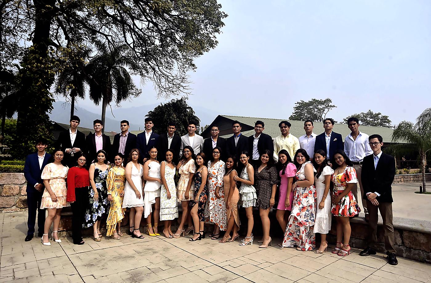 Una mañana divertida fue la que compartió la generación 2023 de la Happy New Dawn bilingual School and Institute, en el salón Terraza San Pedro del hotel Copantl. Los 32 alumnos llegaron sonrientes y vestidos de cóctel para celebrar el tradicional desayuno, que marca el final del año escolar y el fin de la secundaria, ya que el próximo mes se recibirán como bachilleres bilingües en Ciencias y humanidades.