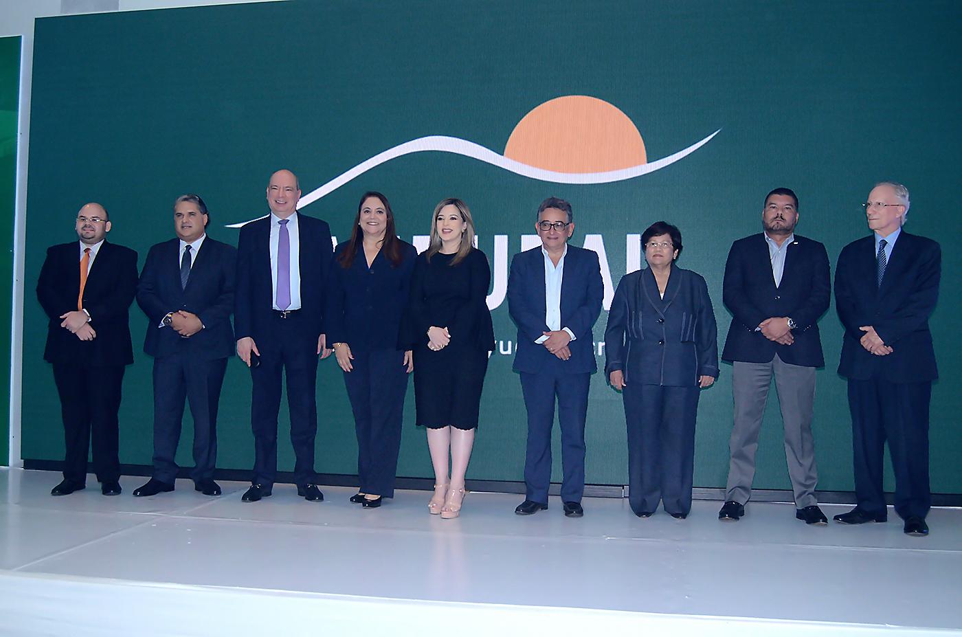 Banrural Honduras realizó el lanzamiento de su nueva campaña institucional, cuyo objetivo es reafirmar su compromiso de estar siempre presente como el aliado de los hondureños que se esfuerzan día a día por engrandecer aún más a su país. Además, Bernardo López, Presidente del Consejo de Administración de Banrural Honduras, presentó oficialmente a Gabriela Núñez Ennabe como la Gerente General de la entidad bancaria, quien es reconocida por su trayectoria profesional de más de 25 años en el sector bancario. 