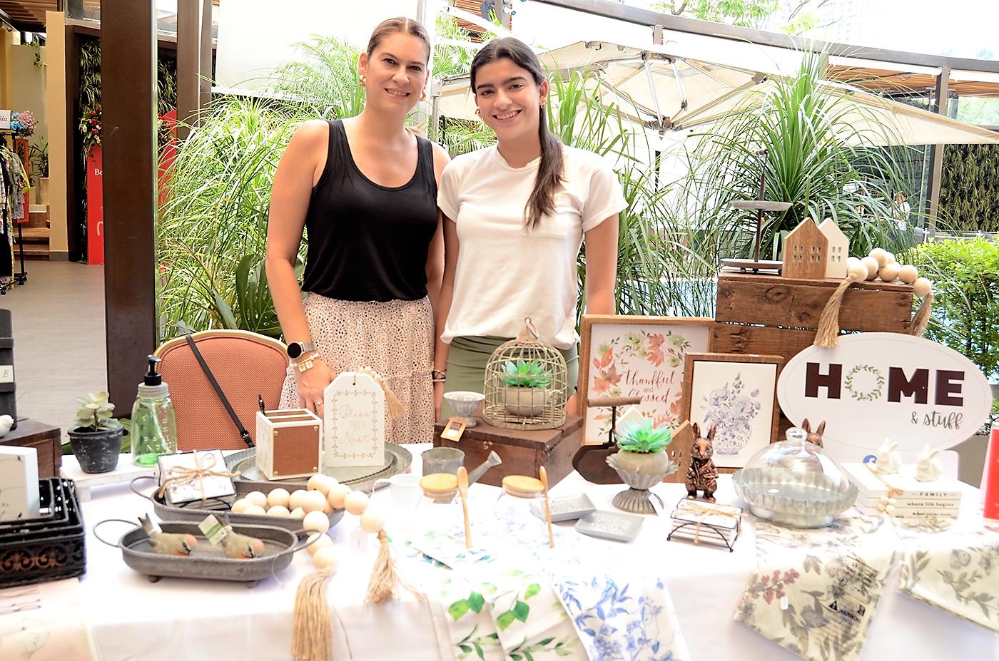 Cristina Larios de Ayon e Isabella Ayon.